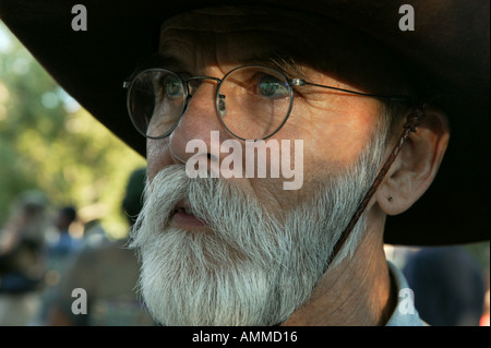 Portrait d'un homme portant un chapeau noir Banque D'Images