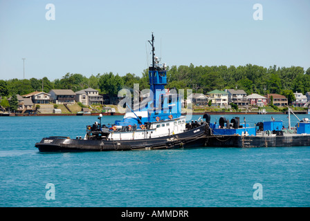 Remorqueur Bateau poussant barge sur le St Clair, à Marysville, au Michigan Banque D'Images