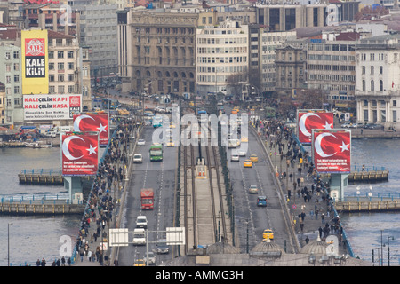 Traversée du pont de Galata la corne d'or vu de Karakoy vers d'Eminonu Banque D'Images