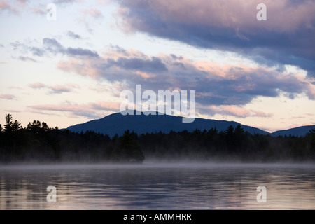 L'aube le volet Étang du Maine, près de Moosehead Lake dans le nord du Maine forêt appartenant à Plum Creek Banque D'Images