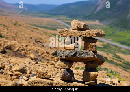Un inuksuk en vue de l'autoroute 431, une colline raide au-dessus de la péninsule Northern Tablelands, sentier, Terre-Neuve, Canada. Banque D'Images
