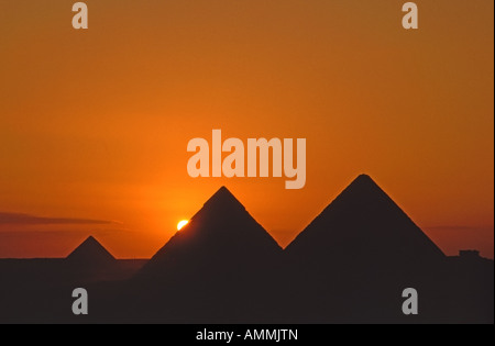 Coucher du soleil sur les pyramides, Giza, Egypte Banque D'Images