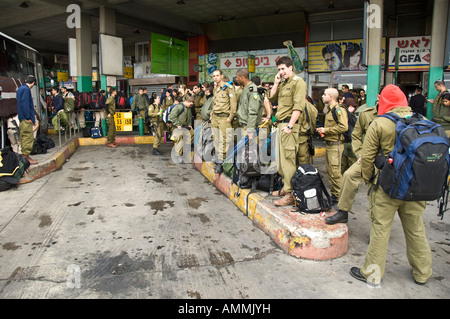 Jeunes soldats israéliens sur leur chemin à la base Banque D'Images