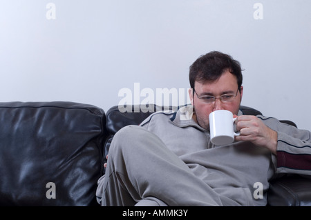 L'homme assis à boire du café plateau Banque D'Images
