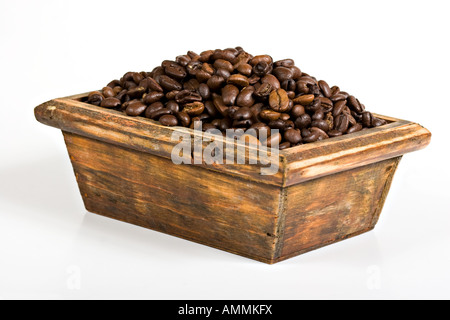 Grains de café dans un panier en bois isolé sur fond blanc Banque D'Images