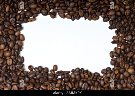 Un cadre fait d'un café en grains sur un fond blanc Banque D'Images