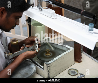 Un joyau du Sri Lanka polissage coupe d'une pierre précieuse Banque D'Images