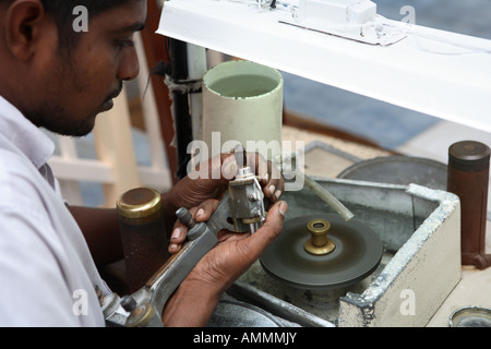 Un joyau du Sri Lanka l'examen d'une coupe il est le polissage de pierre gemme Banque D'Images