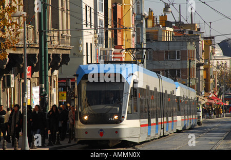 ISTANBUL, TURQUIE. Un tramway moderne sur le divan Yolu à Sultanahmet. L'année 2007. Banque D'Images