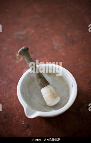 Mortier et pilon old fashioned dans un laboratoire scientifique. Banque D'Images