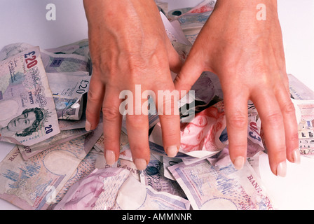 Mains saisissant les billets de banque britannique. Banque D'Images