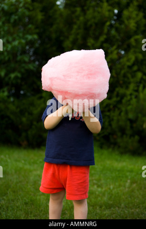 Un jeune garçon de 3 ans aime la barbe à l'Quechee Montgolfières Quechee Vermont Banque D'Images