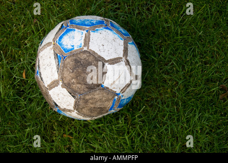 Football ancien sur l'herbe Banque D'Images