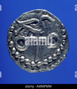 Saxon argent sceattas. sceats oiseau sur une croix. Banque D'Images