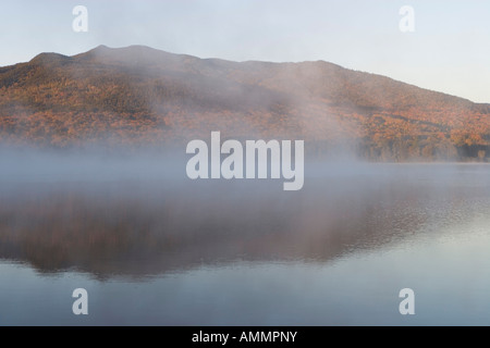 Brume du matin se lève de sur la montagne étang près de Moosehead Lake Maine USA Banque D'Images