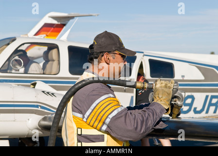 Travailleur de l'aéroport de remplir petit avion à deux hélices à l'aéroport de La Paz, Basse-Californie, Mexique Banque D'Images