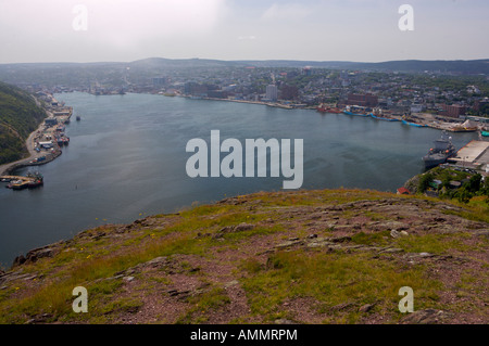 Vue vers la ville de St John's, St John's Harbour, Île d'Avalon, à Terre-Neuve, Canada. Banque D'Images