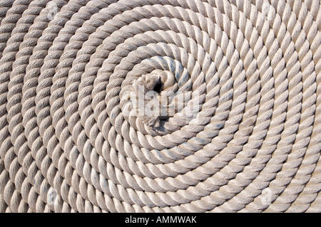 Les câbles enroulés sur le pont de la Gorch Fock, un navire à voile formation pour la marine allemande, amarré au port de St John's Banque D'Images