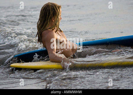 Surfer sur la plage de Kuta Bali, Indonésie Banque D'Images