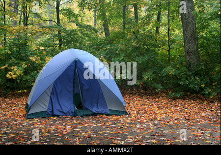 Camping automne Banque D'Images