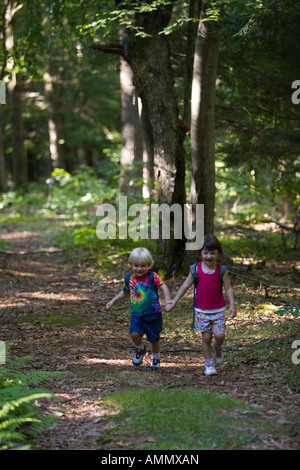 Un jeune frère et soeur la randonnée dans le nord du New Hampshire Hampton près du cours supérieur de la rivière Winnicut Banque D'Images