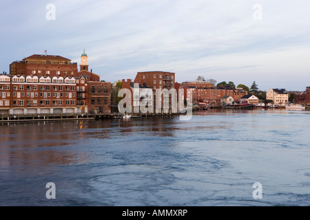 Portsmouth et la rivière Piscataqua du Memorial Bridge New Hampshire USA Banque D'Images