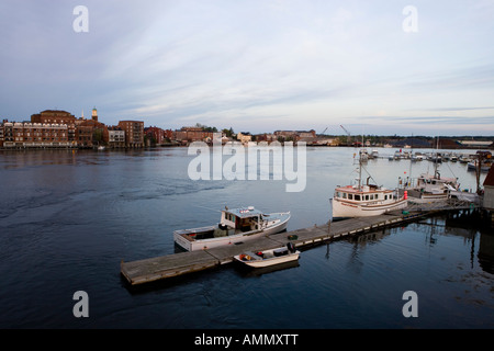 Portsmouth et la rivière Piscataqua New Hampshire tout en bateaux dans l'avant-plan sont à Kittery Maine USA Banque D'Images