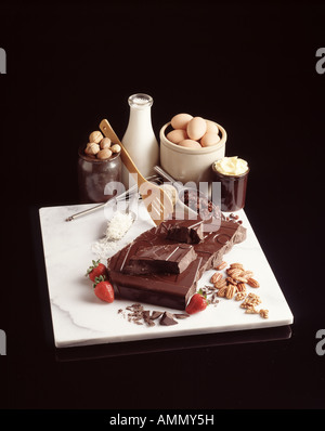 Boulangerie Pâtisserie chocolat noir riche lait entier oeufs frais beurre sucre farine noix ingrédients Banque D'Images