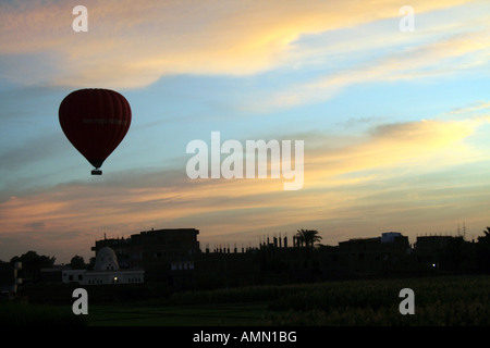 Ballon à air chaud qui se profile en face de beau lever [près de Louxor, Egypte, Etats arabes, l'Afrique]. . Banque D'Images