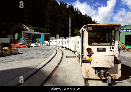 Portail avec train alpin Porta Ch Sedrun Banque D'Images