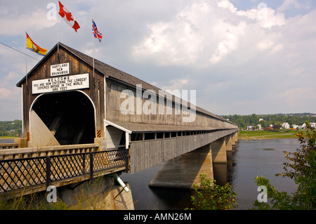 Pont couvert de Hartland, le plus long pont couvert du monde et Site Historique National, Saint John River, Canada. Banque D'Images