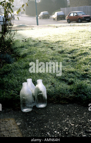 Trois bouteilles de lait vides matin glacial froid sur Banque D'Images