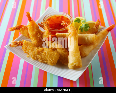 Crevettes panés frits chinois et rouleaux de printemps crevettes Banque D'Images