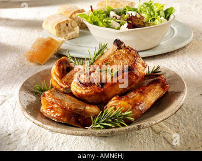 Grillades de griddles, biftecks d'agneau au romarin, prêts à manger Banque D'Images