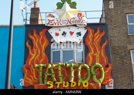 Londres Camden Lock. Signe de tatouage peint Banque D'Images