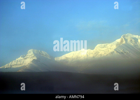 Brume matinale dans les Montagnes Rocheuses de l'Alberta Canada Amérique du Nord Banque D'Images