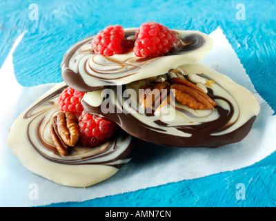 Des tourbillons au chocolat recette : marbré de chocolat au lait et blanc swirls Banque D'Images