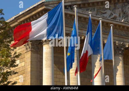 Paris, France. Drapeau français et Assemblée nationale avec des statues. Banque D'Images