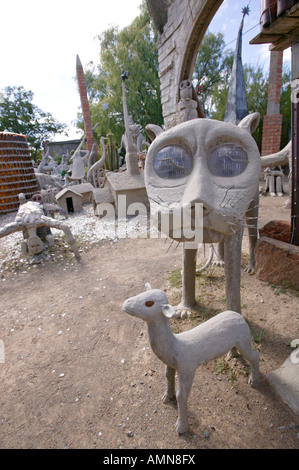 Sculptures dans la cour de chameau Owl House À Nieu Bethesda Banque D'Images