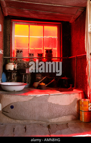 L'intérieur de l'Owl House par l'artiste Helen Martin. C'est maintenant une attraction touristique dans la ville de Nieu Bethesda. Banque D'Images