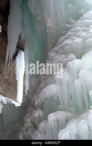 Wildcat Falls gelés en hiver, Starved Rock State Park, Illinois USA Banque D'Images