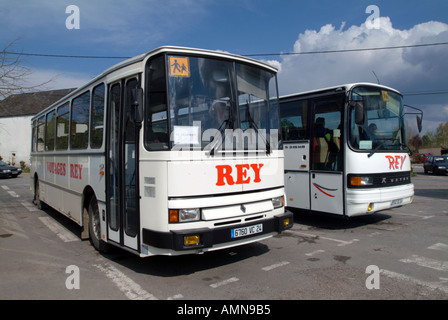 Les autobus scolaires français à l'école d'attente Leroi le Bugue de prendre les élèves à des villages de la Dordogne Banque D'Images