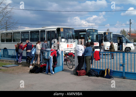 Les autobus scolaires français à l'école d'attente Leroi le Bugue de prendre les élèves à des villages de la Dordogne Banque D'Images