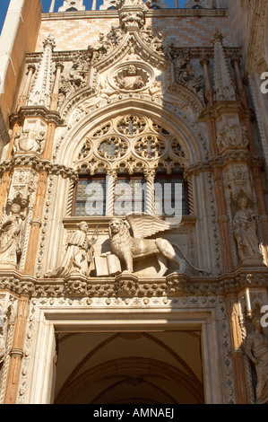 Venise, Italie. Lion ailé et statue sur le doge de la porte du Palais des Doges Banque D'Images