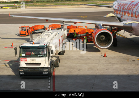 Camion-citerne de carburant jet de remplissage à l'aéroport de Palma. Banque D'Images