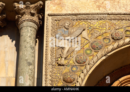 Venise, Italie. Sculpture détaillée et colonne de marbre sur la façade de la Basilique. Banque D'Images