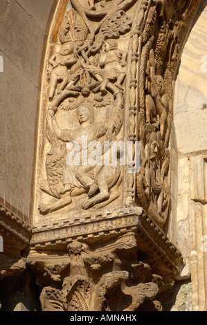 Venise, Italie. Sculpture détaillée et colonne de marbre sur la façade de la Basilique. Banque D'Images