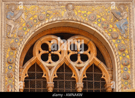Venise, Italie. Sculpture détaillée et colonne de marbre sur la façade de la Basilique. Banque D'Images