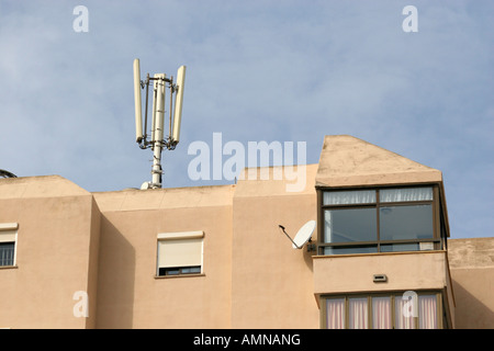 Téléphone mobile placé en haut du mât du bloc d'appartements proche de la mer à Palma Nova. Banque D'Images