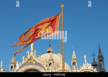 Venise, Italie drapeau vénitien voler au-dessus de la Basilique. Banque D'Images